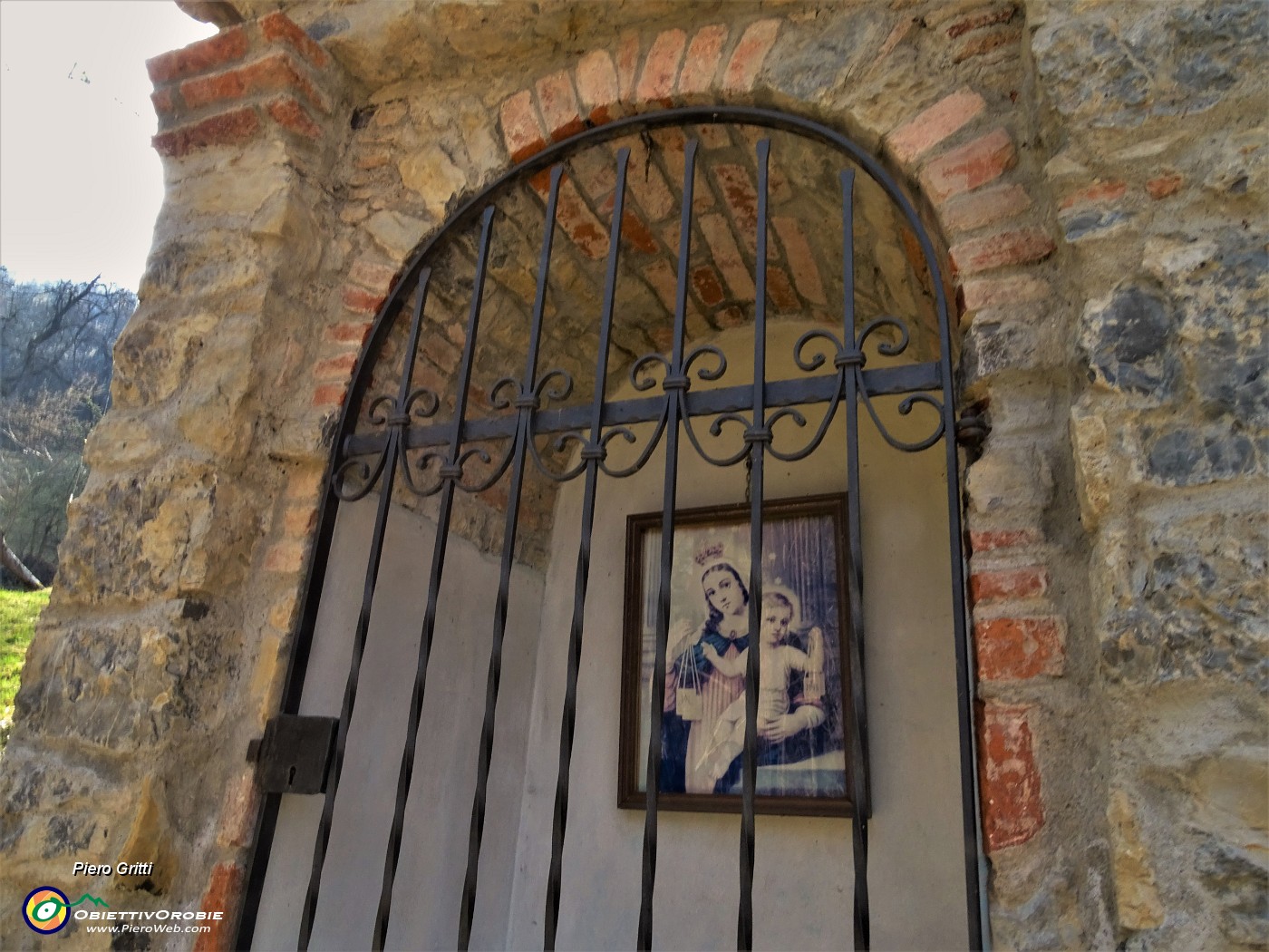 50 Santella della Madonna con Bambino.JPG